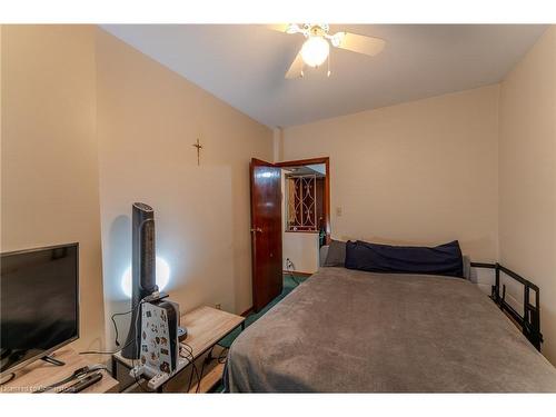 33 Clyde Street, Hamilton, ON - Indoor Photo Showing Bedroom