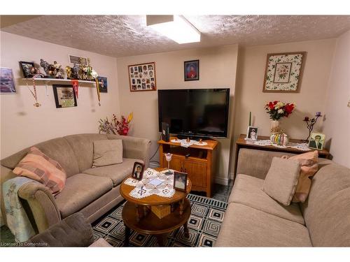 33 Clyde Street, Hamilton, ON - Indoor Photo Showing Living Room