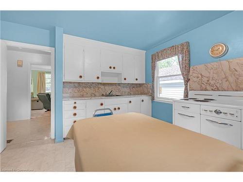 955 Lawrence Road, Hamilton, ON - Indoor Photo Showing Kitchen