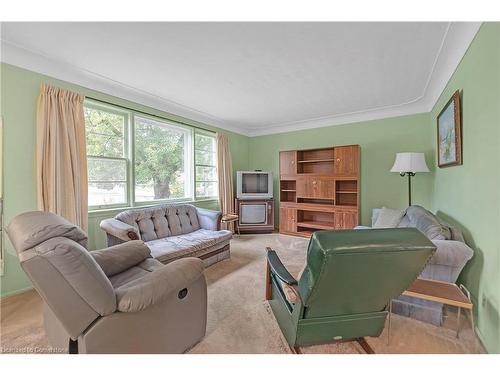 955 Lawrence Road, Hamilton, ON - Indoor Photo Showing Living Room