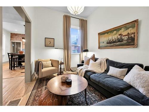 365 Catharine Street N, Hamilton, ON - Indoor Photo Showing Living Room