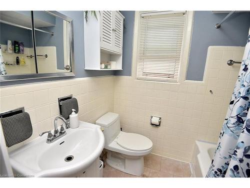 141 Reid Avenue S, Hamilton, ON - Indoor Photo Showing Bathroom