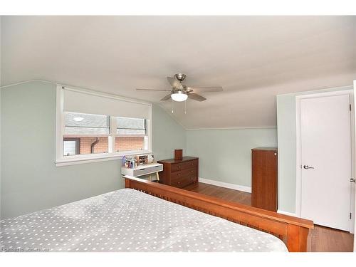 141 Reid Avenue S, Hamilton, ON - Indoor Photo Showing Bedroom