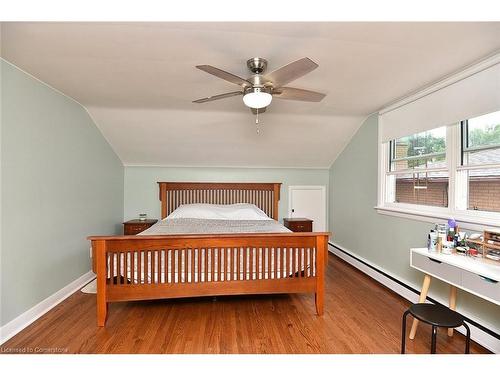 141 Reid Avenue S, Hamilton, ON - Indoor Photo Showing Bedroom