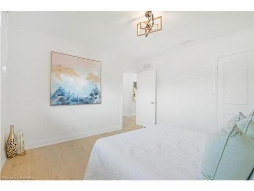 413 Murray Street, Grimsby, ON - Indoor Photo Showing Bedroom