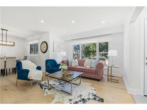 413 Murray Street, Grimsby, ON - Indoor Photo Showing Living Room