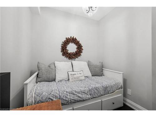 1110-65 Speers Road, Oakville, ON - Indoor Photo Showing Bedroom