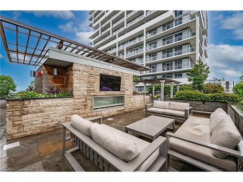 1110-65 Speers Road, Oakville, ON - Outdoor