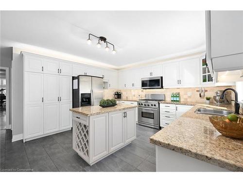 2345 Carpenters Circle, Oakville, ON - Indoor Photo Showing Kitchen With Double Sink With Upgraded Kitchen