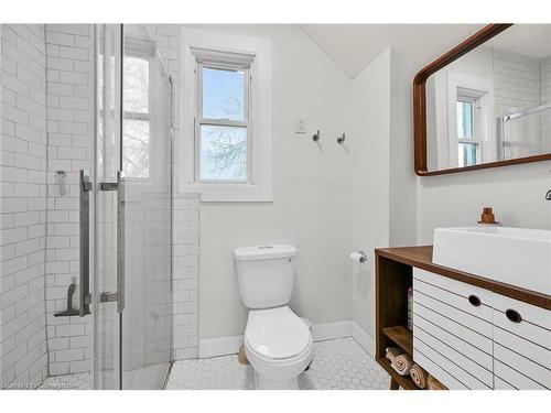 109 Beach Road, Hamilton, ON - Indoor Photo Showing Bathroom