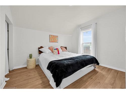 109 Beach Road, Hamilton, ON - Indoor Photo Showing Bedroom