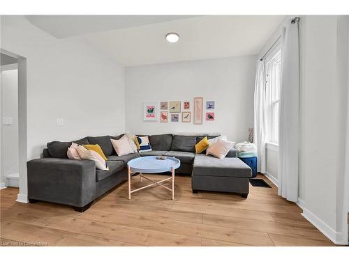 109 Beach Road, Hamilton, ON - Indoor Photo Showing Living Room