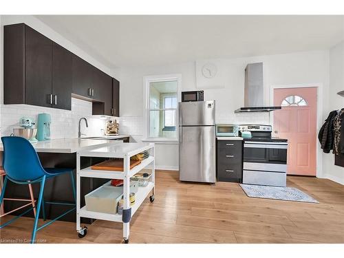 109 Beach Road, Hamilton, ON - Indoor Photo Showing Kitchen