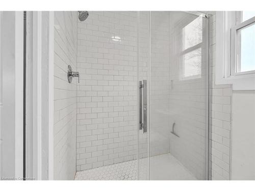 109 Beach Road, Hamilton, ON - Indoor Photo Showing Bathroom