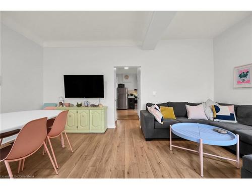 109 Beach Road, Hamilton, ON - Indoor Photo Showing Living Room