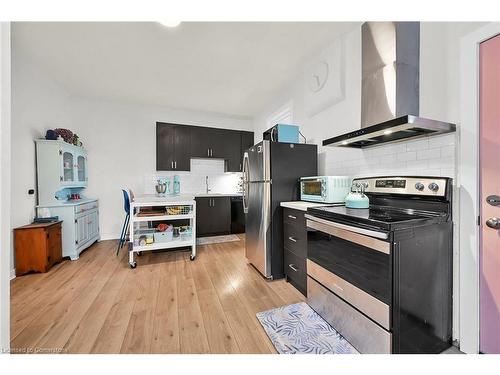 109 Beach Road, Hamilton, ON - Indoor Photo Showing Kitchen