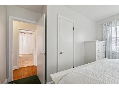 276 West 2Nd Street, Hamilton, ON - Indoor Photo Showing Bedroom