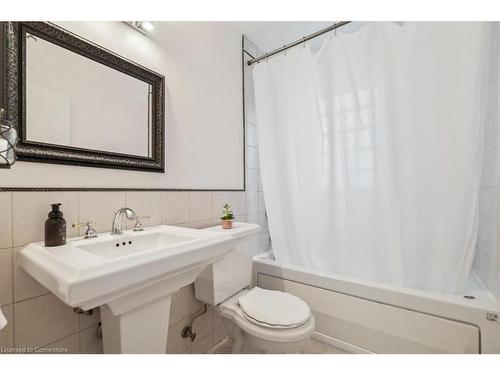 276 West 2Nd Street, Hamilton, ON - Indoor Photo Showing Bathroom