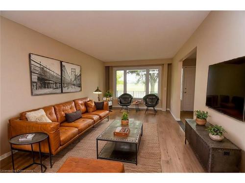 15 Broughton Avenue, Hamilton, ON - Indoor Photo Showing Living Room