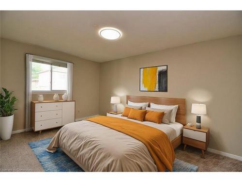 15 Broughton Avenue, Hamilton, ON - Indoor Photo Showing Bedroom