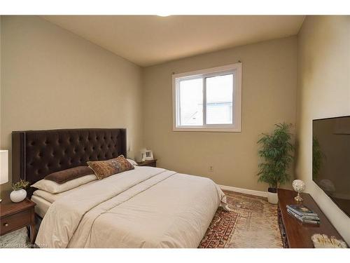 15 Broughton Avenue, Hamilton, ON - Indoor Photo Showing Bedroom