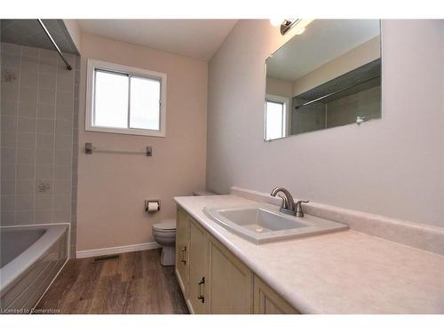 15 Broughton Avenue, Hamilton, ON - Indoor Photo Showing Bathroom