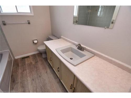 15 Broughton Avenue, Hamilton, ON - Indoor Photo Showing Bathroom