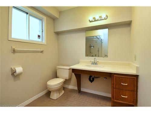 15 Broughton Avenue, Hamilton, ON - Indoor Photo Showing Bathroom