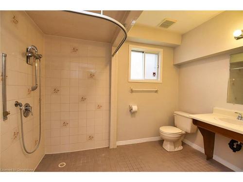 15 Broughton Avenue, Hamilton, ON - Indoor Photo Showing Bathroom