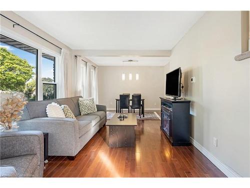 88 Rand Street, Stoney Creek, ON - Indoor Photo Showing Living Room