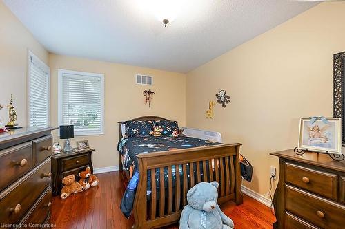 12 Edgehill Drive, Hamilton, ON - Indoor Photo Showing Bedroom