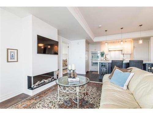 1401-2060 Lakeshore Road, Burlington, ON - Indoor Photo Showing Living Room