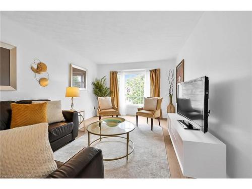 138 Lavender Drive, Ancaster, ON - Indoor Photo Showing Living Room