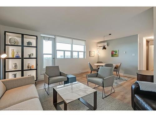 1003-700 Dynes Road, Burlington, ON - Indoor Photo Showing Living Room