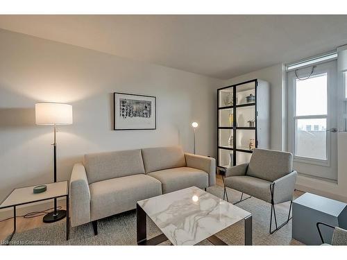 1003-700 Dynes Road, Burlington, ON - Indoor Photo Showing Living Room