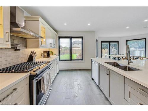 3 Aries Court, Hamilton, ON - Indoor Photo Showing Kitchen With Double Sink With Upgraded Kitchen