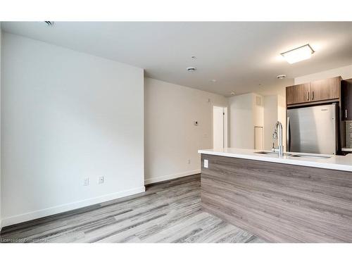 102-479 Charlton Avenue E, Hamilton, ON - Indoor Photo Showing Kitchen