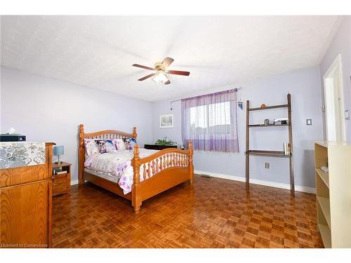 7 Osgoode Court, Hamilton, ON - Indoor Photo Showing Bedroom