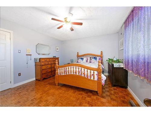 7 Osgoode Court, Hamilton, ON - Indoor Photo Showing Bedroom