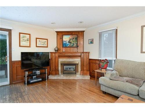 7 Osgoode Court, Hamilton, ON - Indoor Photo Showing Living Room With Fireplace