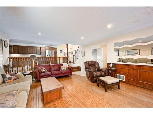 7 Osgoode Court, Hamilton, ON - Indoor Photo Showing Living Room