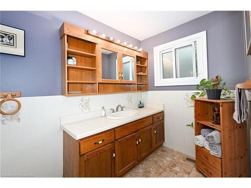 7 Osgoode Court, Hamilton, ON - Indoor Photo Showing Bathroom