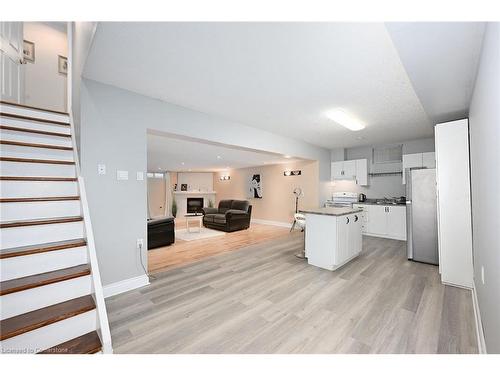 7 Osgoode Court, Hamilton, ON - Indoor Photo Showing Kitchen