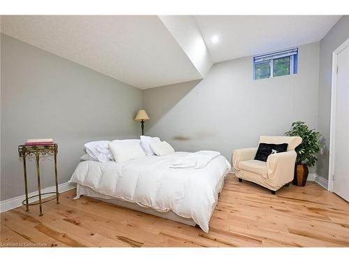 7 Osgoode Court, Hamilton, ON - Indoor Photo Showing Bedroom