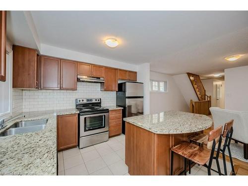 30-233 Duskywing Way, Oakville, ON - Indoor Photo Showing Kitchen With Double Sink