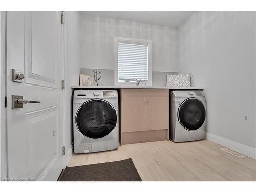 2025 Bakervilla Street, London, ON - Indoor Photo Showing Laundry Room