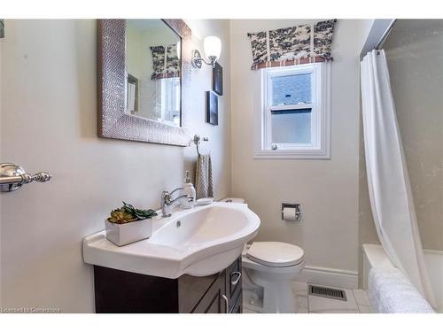 59 East 42Nd Street, Hamilton, ON - Indoor Photo Showing Bathroom