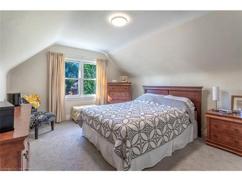 59 East 42Nd Street, Hamilton, ON - Indoor Photo Showing Bedroom