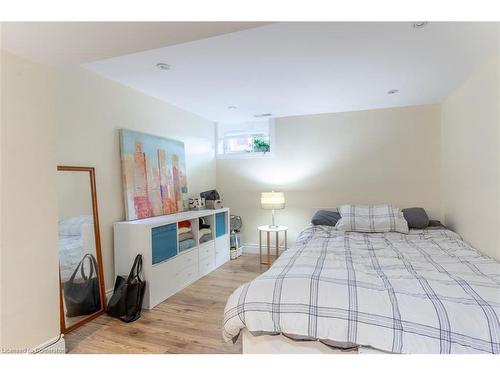 59 East 42Nd Street, Hamilton, ON - Indoor Photo Showing Bedroom