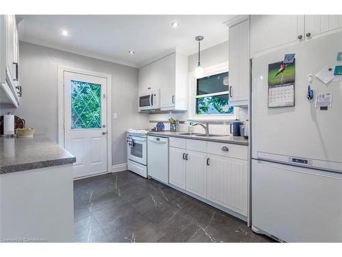 59 East 42Nd Street, Hamilton, ON - Indoor Photo Showing Kitchen